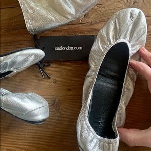 Sue London foldable silver ballet flats - size 10